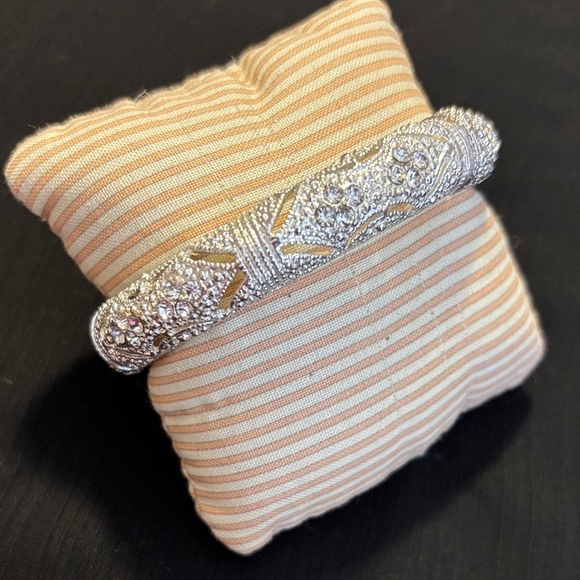 Jeweled Stretch Bracelet - Picture 3 of 4